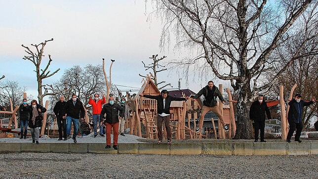Freudensprünge auch bei den &bdquo;Großen&ldquo;: Nicht nur die kleinen Besucher dürften ihren Spaß am neuen Spielplatz haben, wie hier ...