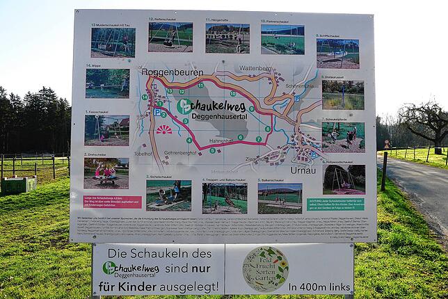 An einem der Einstiege in den Schaukelweg in Roggenbeuren gibt eine Hinweistafel Informationen und Tipps für den Rundweg in schöner Natur.