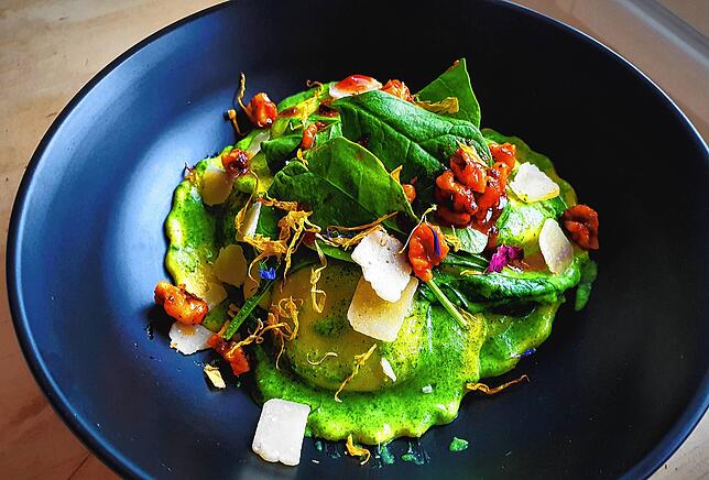 Ein Gericht wie dieses erwartet die Gäste bei den Kochevents: Mit Ricotta gefüllte Ravioli in Spinatrahm, getoppt mit Walnüssen und ...