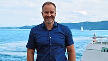Matthias Weckbach, Bürgermeister von Bodman-Ludwigshafen, am See vor dem Rathaus.