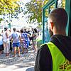Die Sonne genießen vor der Unterkunft: Ein Security-Mitarbeiter sieht vom Eingang der Mettnauhalle in Radolfzell auf seine Schützlinge.