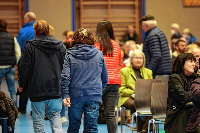 Bloß weg hier: Bürger verlassen demonstrativ den Saal bei der zweiten Kandidatenvorstellung zur Bürgermeisterwahl Gaienhofen in der ...