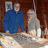 Hobby-Modellbauer Klaus Michalski und Stadtführerin Renate Buchmüller vor dem Tiengen-Relief nach dem Einfügen der neuen Kirche.