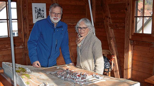 Hobby-Modellbauer Klaus Michalski und Stadtführerin Renate Buchmüller vor dem Tiengen-Relief nach dem Einfügen der neuen Kirche.