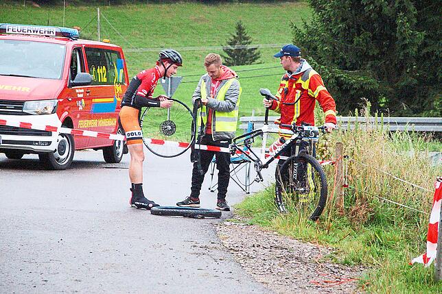 Die Feuerwehr Urach hilft einem Fahrer beim Flicken eines geplatzen Reifens.