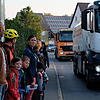 Während die Grundschulkinder in Unterraderach auf dem schmalen Gehweg auf ihren Schulbus warten, fahren dicht vor ihnen die Lastwagen ...