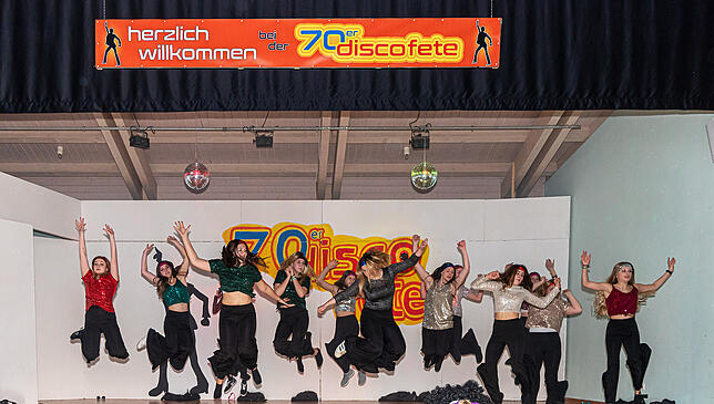 Die hüpfenden und swingenden Tanzmädchen verliehen am Samstagabend dem Randenball in Rengetsweiler einen goldenen i-Punkt.
