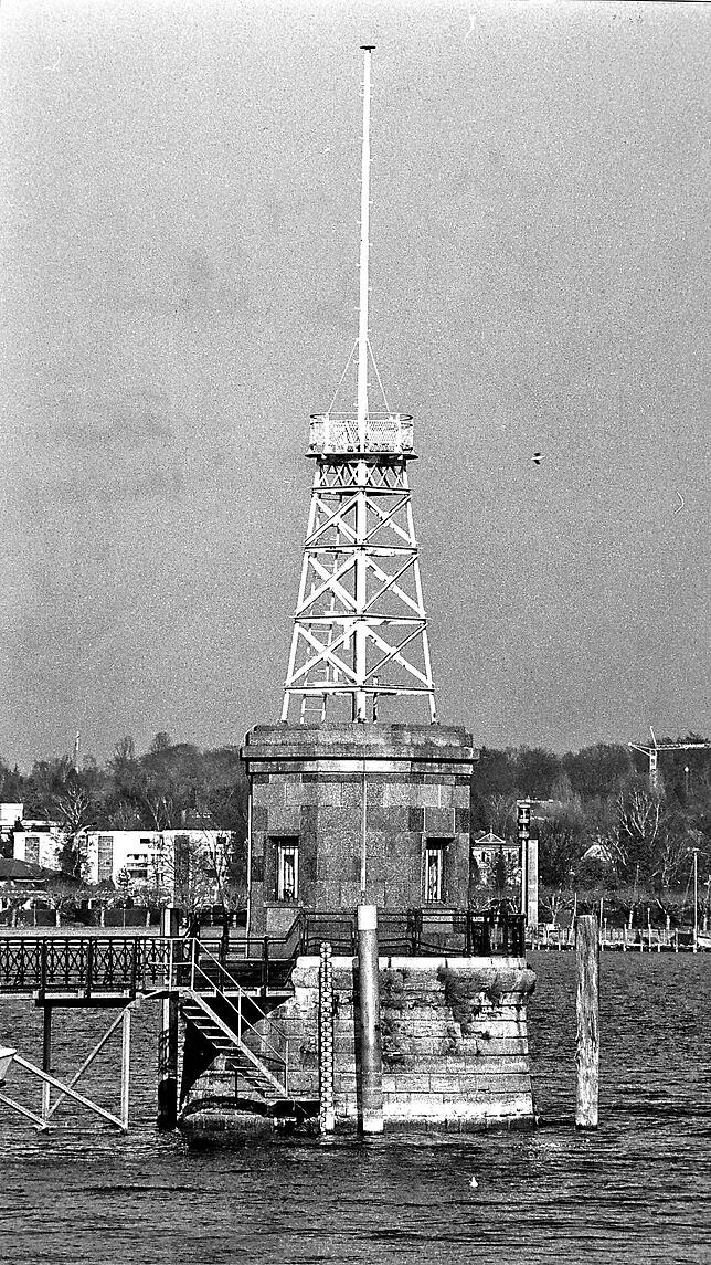 Dieses Metallgerüst auf dem alten Leuchtturmsockel war nicht gerade eine Zierde für den Konstanzer Hafen. Deshalb fand die Imperia hier ...