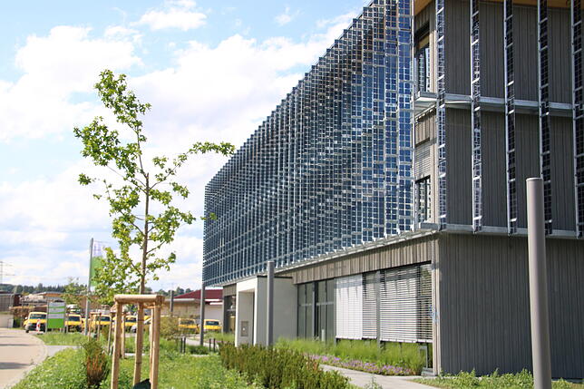 Von außen soll die spezielle Fassaden-Solaranlage des Energiedienst Neubaus in Donaueschingen auch als Sichtschutz dienen.