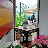 Spanische Farben, herrliche Blumen und edler Wein im Eingangsbereich des Restaurants.
