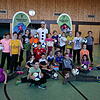 Fußball-Freestyler Patrick Bäurer aus Hondingen (hinten Mitte) überrascht die Grundschüler der Frobenius-Thomsin-Schule in Riedöschingen ...