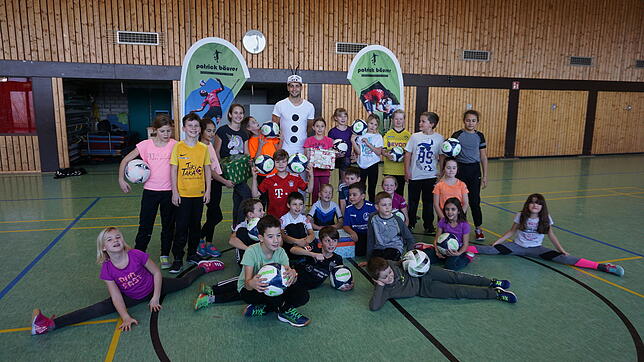 Fußball-Freestyler Patrick Bäurer aus Hondingen (hinten Mitte) überrascht die Grundschüler der Frobenius-Thomsin-Schule in Riedöschingen ...