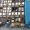 So geht Nachbarschaft in Corona-Zeiten: Eva von Lintig (von oben) und Ilona Hermann schauen aus dem Fenster und halten ein Schwätzchen ...