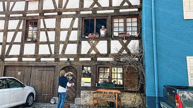 So geht Nachbarschaft in Corona-Zeiten: Eva von Lintig (von oben) und Ilona Hermann schauen aus dem Fenster und halten ein Schwätzchen ...