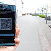 Mit der Luca-App können sich Benutzer per QR-Code auf ihrem Smartphone in einem Geschäft, einem Restaurant oder einem Konzert anmelden.