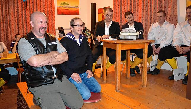 Rocker Thomas Vögtle und Dorfgemeinschaftsvorstand Karl-Anton Menig sind die Angeklagte beim ersten Boller Narrengericht.