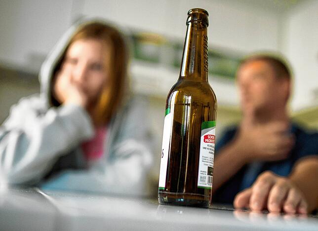 Das Gespräch mit drogensüchtigen Kindern fällt Eltern oft schwer.