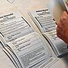 Stimmzettel bei der Auszählung am Wahltag in Stockach. Die Wahlaufsichtsbehörde hat das Ergebnis nochmal nachkontrolliert.