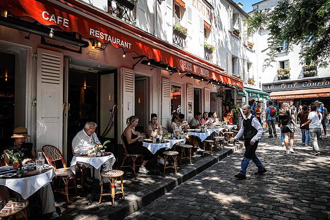 Freie Plätze gibt es in diesem Café im Stadtteil Montmartre im Norden von Paris.