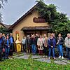 Gruppenbild mit Maggiflasche: Vor dem Gütterli-Hüsli stellt sich die Gruppe aus Vertretern der Singener SPD und der Schaffhauser ...