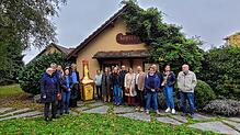 Gruppenbild mit Maggiflasche: Vor dem Gütterli-Hüsli stellt sich die Gruppe aus Vertretern der Singener SPD und der Schaffhauser ...