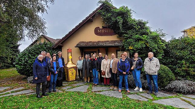 Gruppenbild mit Maggiflasche: Vor dem Gütterli-Hüsli stellt sich die Gruppe aus Vertretern der Singener SPD und der Schaffhauser ...