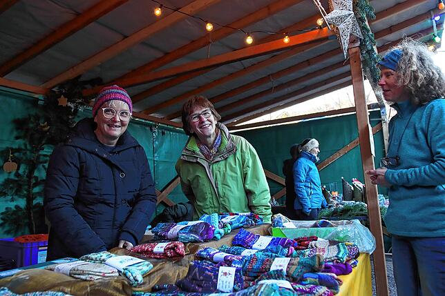 Bild 18: Gesang und Glühweinduft vor der Kirnachmühle: Der Unterkirnacher Weihnachtsmarkt lädt zum Verweilen