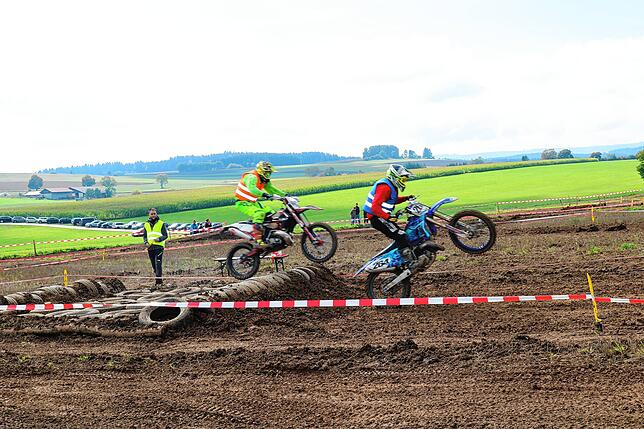 Bild 9: Geländemaschinen drehen auf: Motocross-Fahrer beweisen bei der Enduro-Challenge in Löffingen Geschicklichkeit und Mut