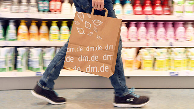 Der Drogeriemarkt dm – im Bild ein Kunde mit einer dm-Tasche – wächst weiter. In unserer Region hat die Kette fünf neue Filialen ...