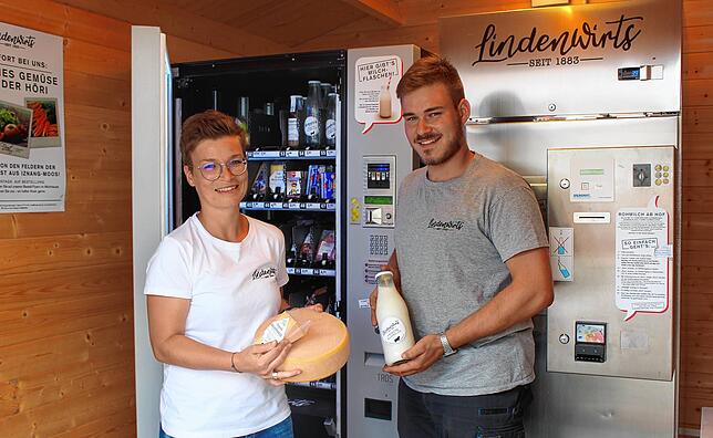 Julia Kerber und ihr Bruder Martin Joos bieten in Orsingen eine große Auswahl frischer Lebensmittel in ihren Automaten an. Inzwischen ...
