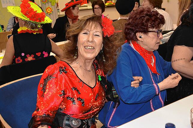 Bild 35: Rund 200 Frauen feiern im katholischen Pfarrsaal ausgelassen Fasnet