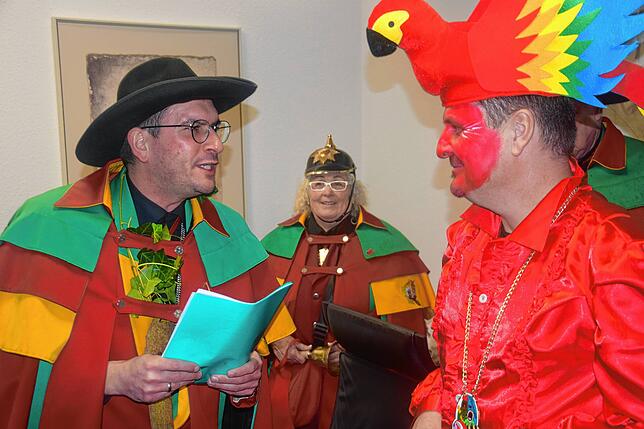 Zunftpräsident Johannes I. erklärt den als Papagei getarnten Bürgermeister Adrian Schmidle für abgesetzt. Narrenpolizist Beatrix I. ...