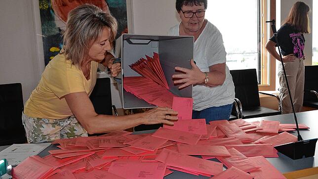 Anja Wochner und Monika Burkart schütten am Sonntag im Rathaus eine Briefwahlurne aus. Das Ergebnis der Gemeinderatswahl in Markdorf ...