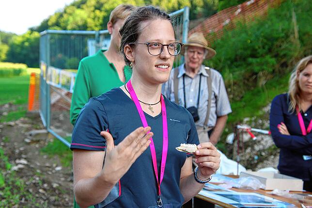 Archäozoologin Giulia Toniato ist begeistert von den tierischen Funden, die sie in diesem Sommer in Engen gemacht hat.