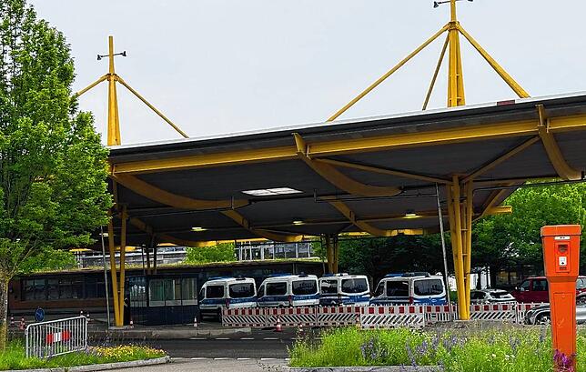 Einige Bundespolizei-Fahrzeuge, doch ebenfalls keine großen Kontrollen am Autobahnzoll.