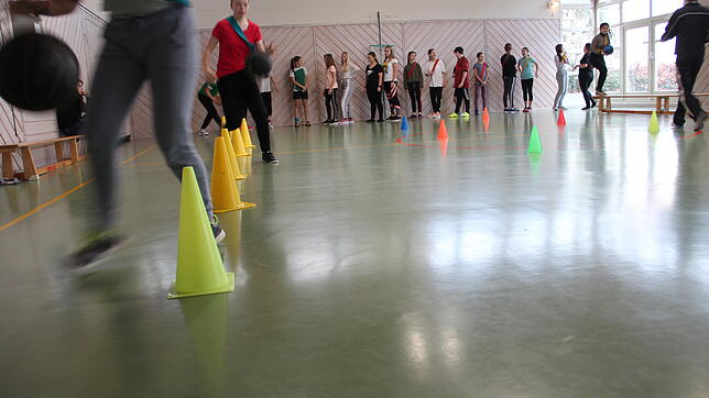 Rumstehen und warten ist beim Sportunterricht in der Gymnastikhalle vorprogrammiert, da nicht alle Kinder gleichzeitig Platz haben für ...