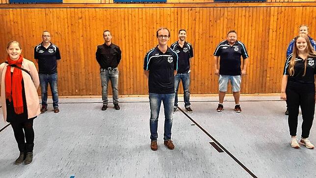 Der neue Vorstand des FC Dettighofen (von links): Vorsitzender Sebastian Schulze, stellvertretende Vorsitzende Corinna Krügle, Christian ...