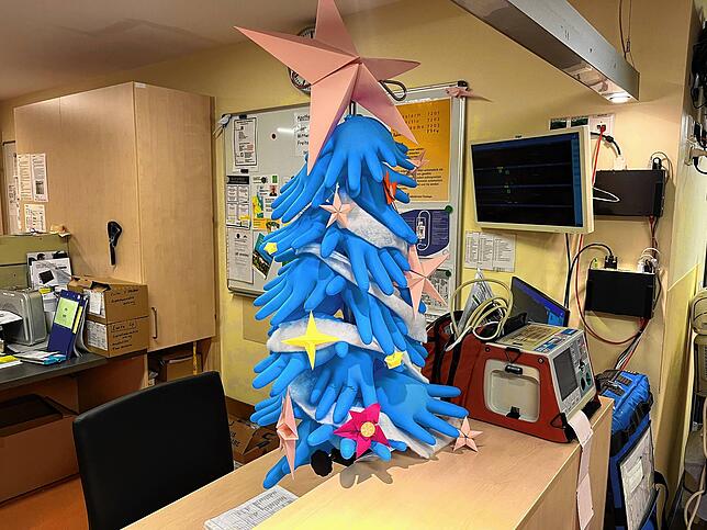 Die Schwestern auf der Intensivstation haben den „weltbesten Weihnachtsbaum“, wie Ole Bayer ihn bezeichnet, aus Handschuhen gebastelt.