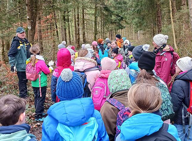 Nicht nur gesammelt wurde bei der Waldputzete. Förster Christoph Möhrle hatte auch noch den ein oder anderen guten Tipp parat, rechts ...