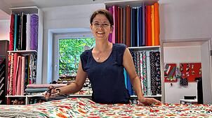 Michaela Singer-Götz in ihrem Geschäft in Schwenningen. Im September zieht sie mit Stoffen, Nähmaschinen und Zubehör nach Villingen um.