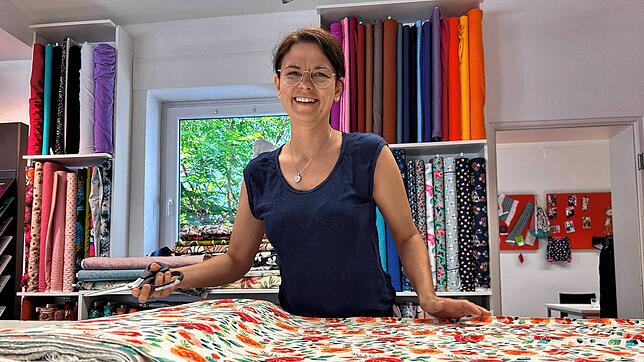 Michaela Singer-Götz in ihrem Geschäft in Schwenningen. Im September zieht sie mit Stoffen, Nähmaschinen und Zubehör nach Villingen um.