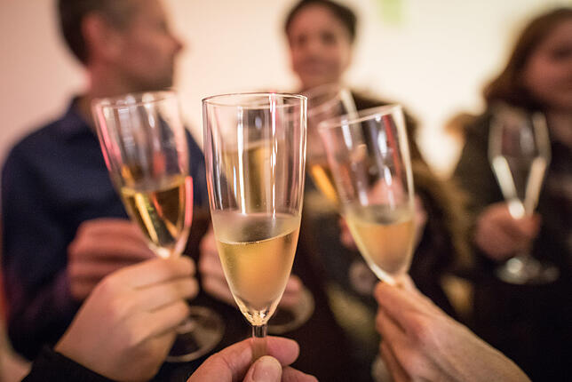 Der Sekt sollte wohl temperiert sein, er muss nicht zwingend perlen.