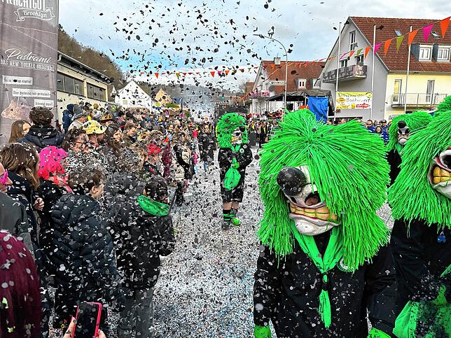 Bild 33: Narren feiern ausgelassen &ndash; Bilder vom Umzug (Teil 2)