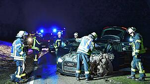 Bild : Tückisches Glatteis am Morgen: Zwei Menschen bei Unfall verletzt