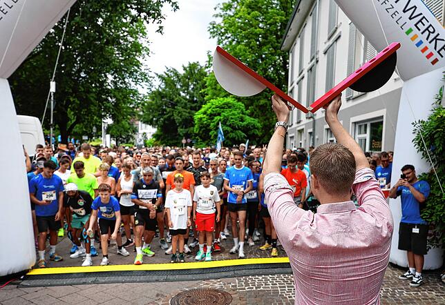 OB Gröger eröffnet den 9. Firmenlauf der Stadtwerke Radolfzell.