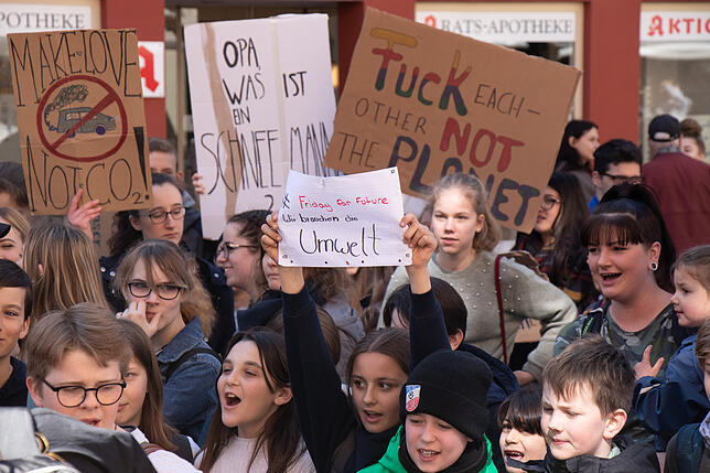 Rund 300 Schüler versammelten sich für eine fast zweistündige Kundgebung vor dem Waldshuter Rathaus.