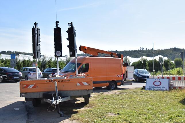 Baustellenampeln stehen bei Stockach-Ost bereit.