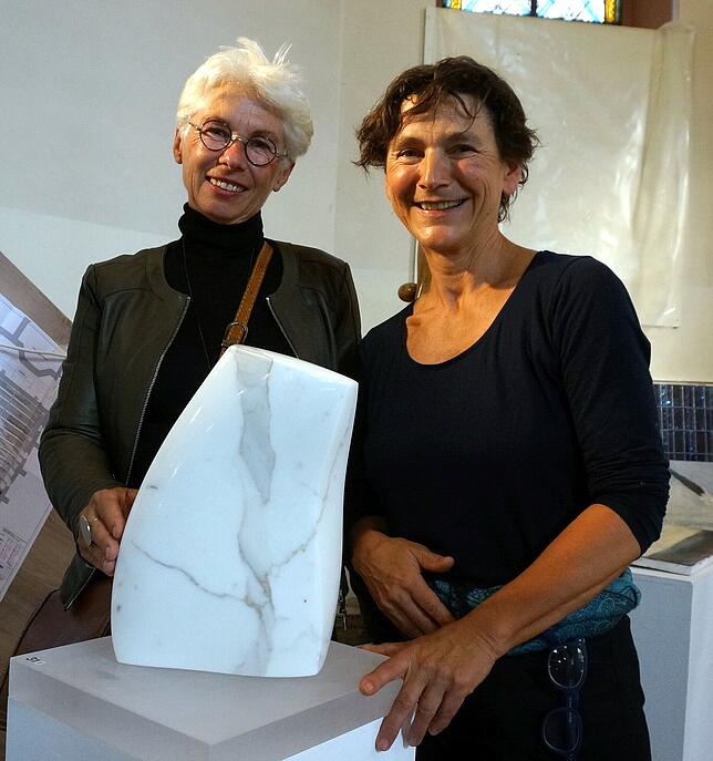 Aus Marmor: Maria Fröhlich-Knorr (links) aus Gurtweil – selbst als Künstlerin mit zwei Fotografien bei der Versteigerung dabei ...