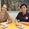 Margarete Lenz (rechts) spricht mit Mitarbeiterin Ursula Freudig über ihre ehrenamtliche Tätigkeit im Kriseninterventionsteam des DRK ...