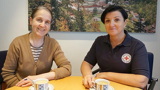 Margarete Lenz (rechts) spricht mit Mitarbeiterin Ursula Freudig über ihre ehrenamtliche Tätigkeit im Kriseninterventionsteam des DRK ...